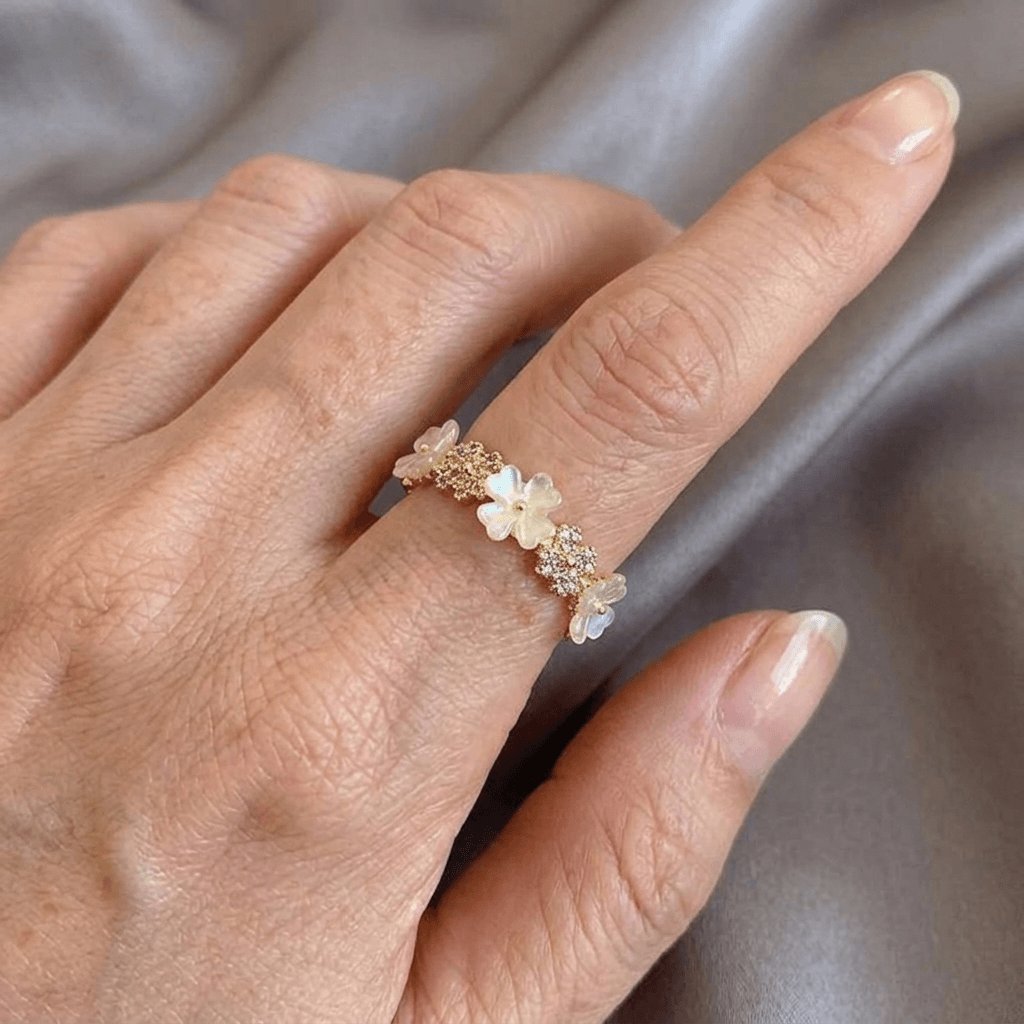 Gouden ring met bloemen van parelmoer en zirkonia