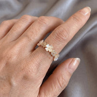 Gouden ring met bloemen van parelmoer en zirkonia