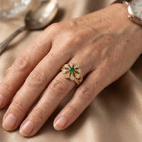 Gouden vintage bloemring met groene edelsteen