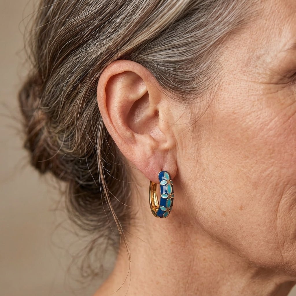 Gouden oorbellen met blauwe en turquoise emaille bloemen