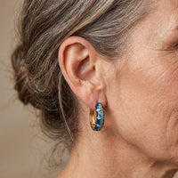 Gouden oorbellen met blauwe en turquoise emaille bloemen