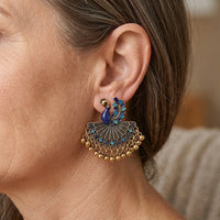 Gouden vintage pauw oorbellen met blauwe emaille en kralen