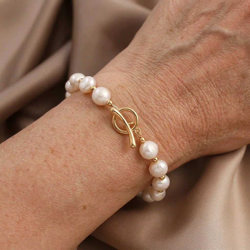Gouden armband met witte zoetwaterparels
