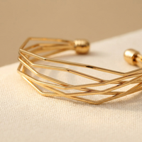 Gouden armband met open draadontwerp