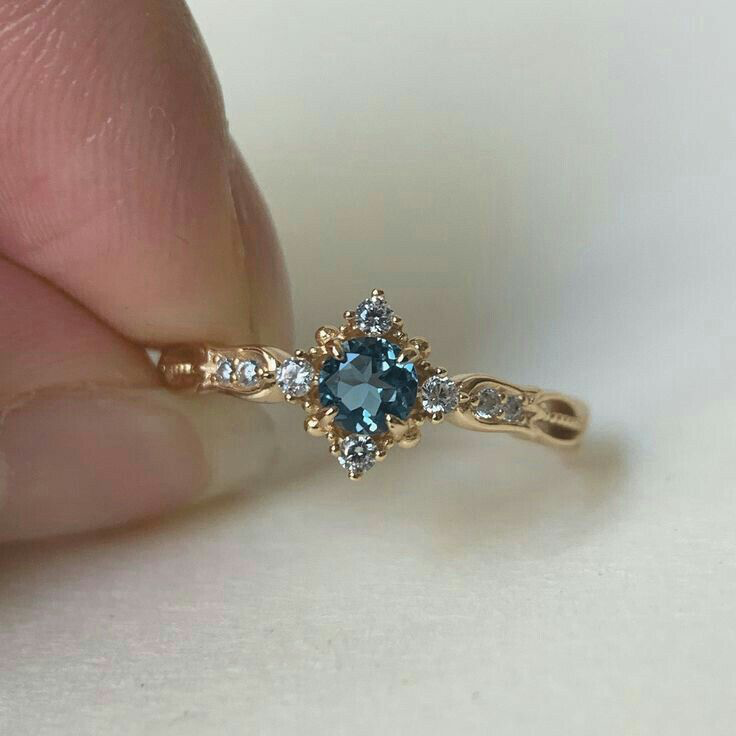 Gouden vintage ring met blauwe steen