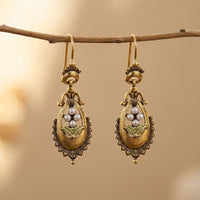 Goudkleurige vintage oorbellen met parels en bloem