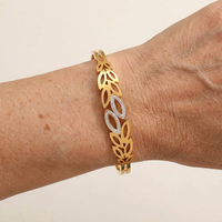 Gouden armband met bladmotief en strass