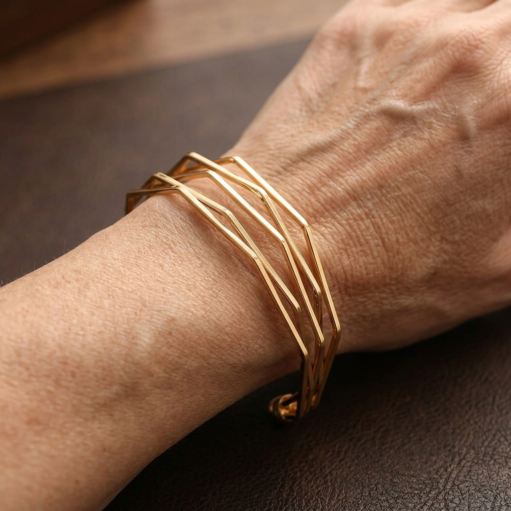 Gouden armband met open draadontwerp