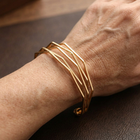 Gouden armband met open draadontwerp
