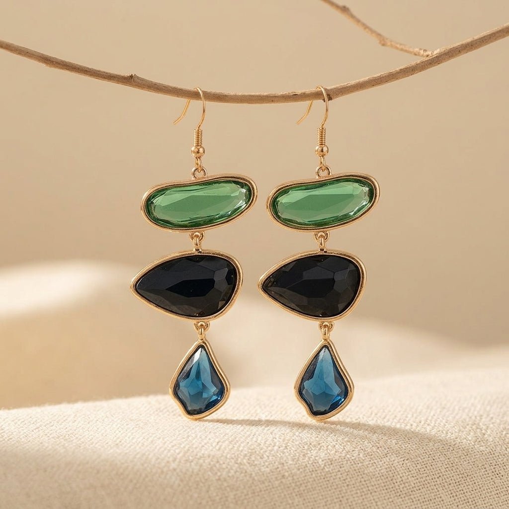 Gouden oorbellen met groene, zwarte en blauwe stenen
