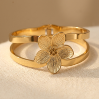 Gouden armband met bloemmotief