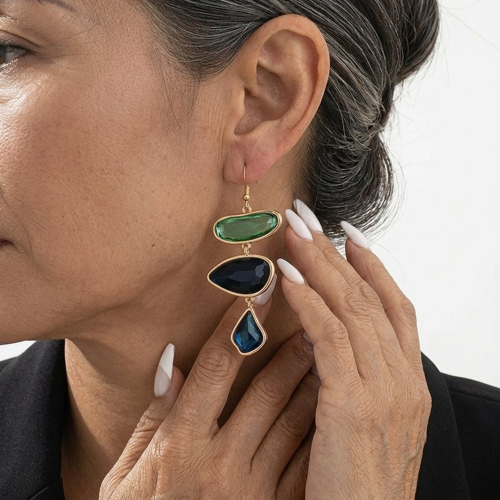 Gouden oorbellen met groene, zwarte en blauwe stenen