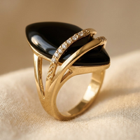 Gouden ring met grote zwarte marquise onyx