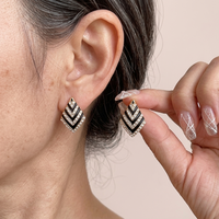 Gouden oorbellen met zwarte zirkonia chevron