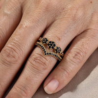 Gouden ringenset met zwarte zirkonia bloemen