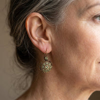 Goudkleurige vintage oorbellen met groene kristallen