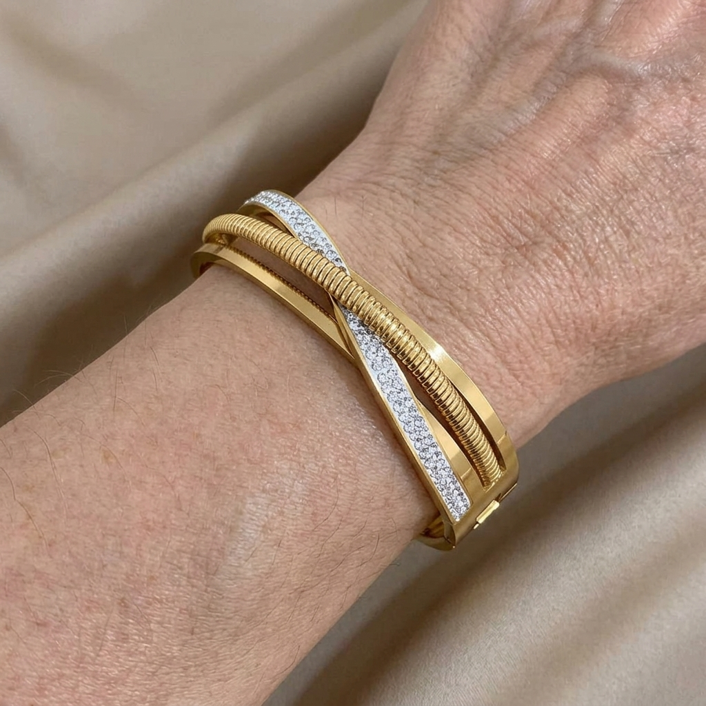 Gouden armband met gevlochten kruisband en strass