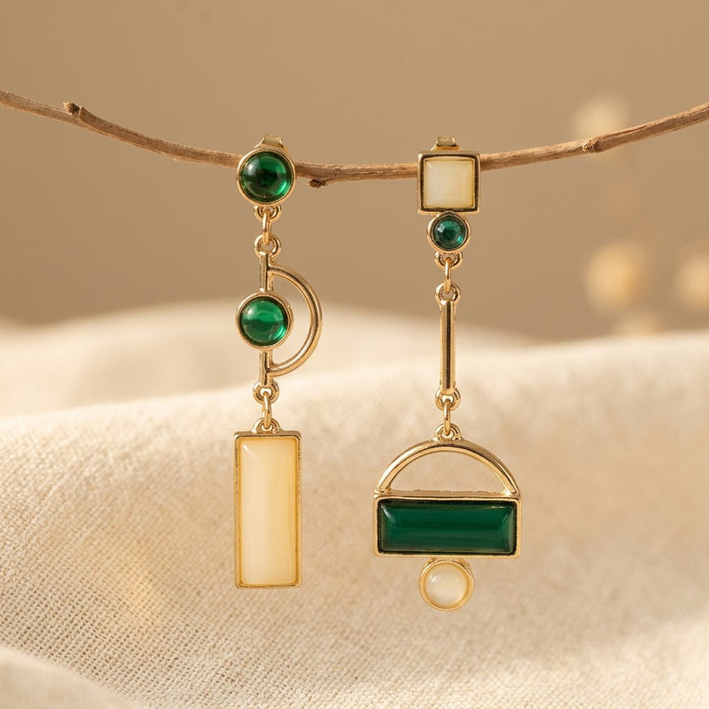 Gouden art deco oorbellen met groene en witte steen