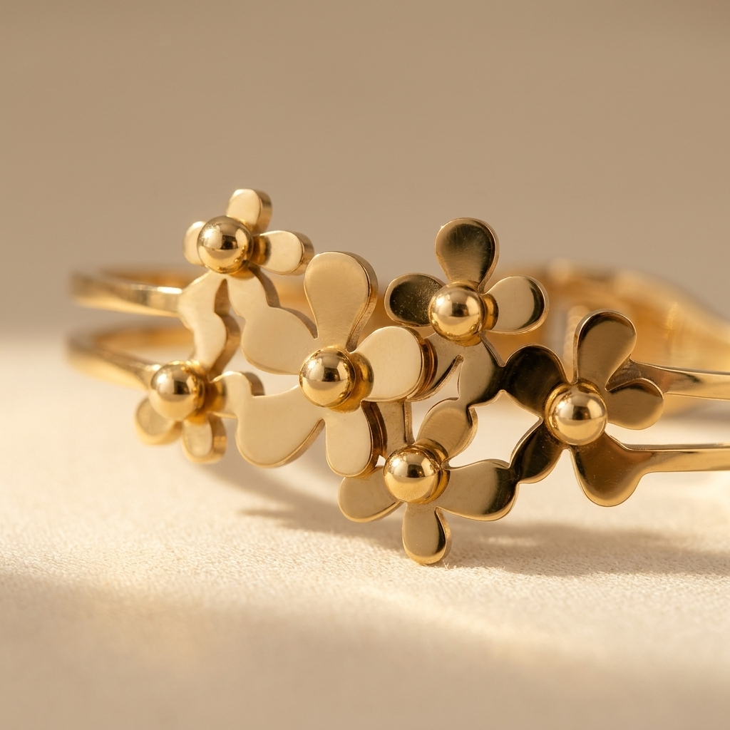 Gouden armband met drie bloemen