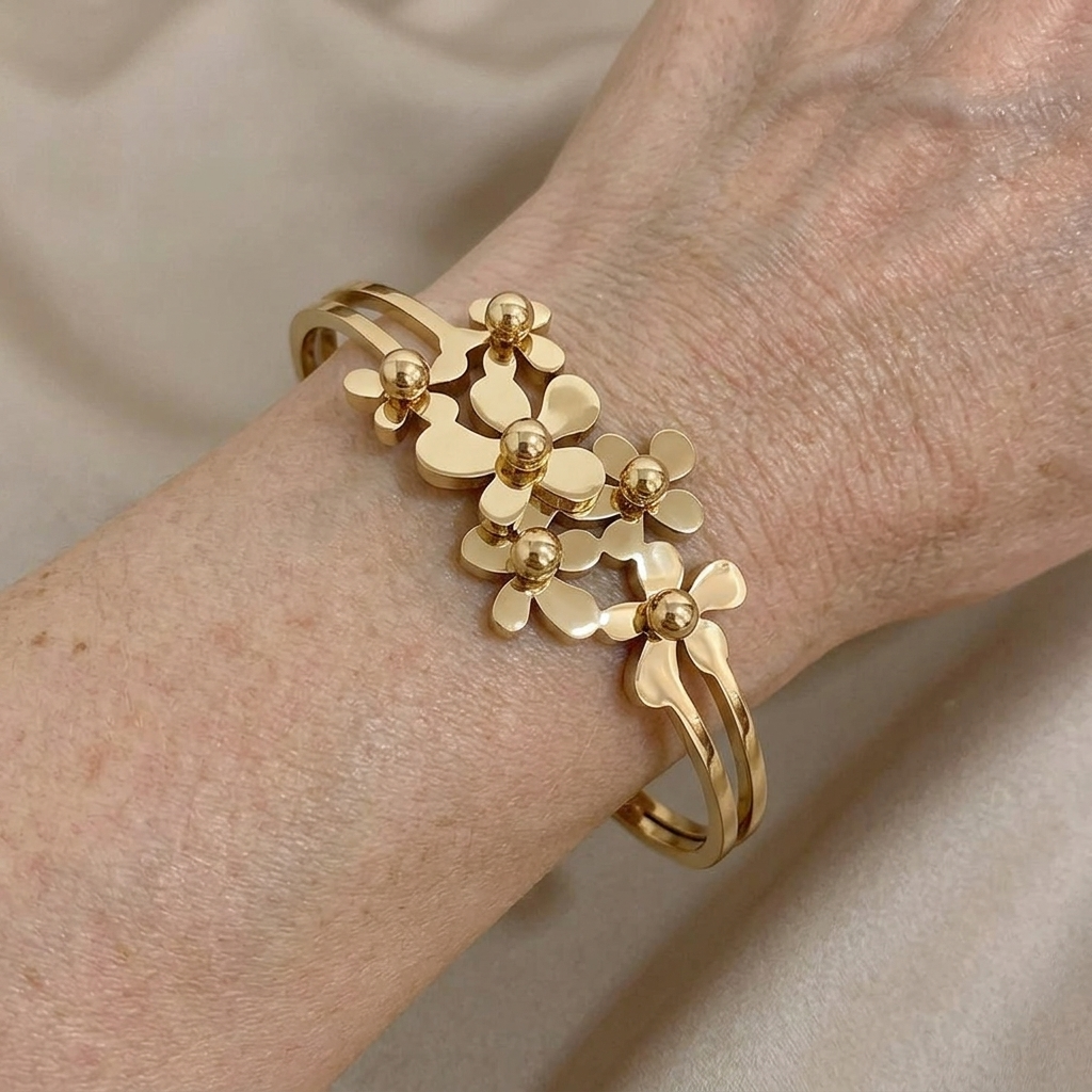 Gouden armband met drie bloemen