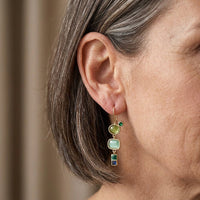 Gouden oorbellen met groene, witte en blauwe stenen