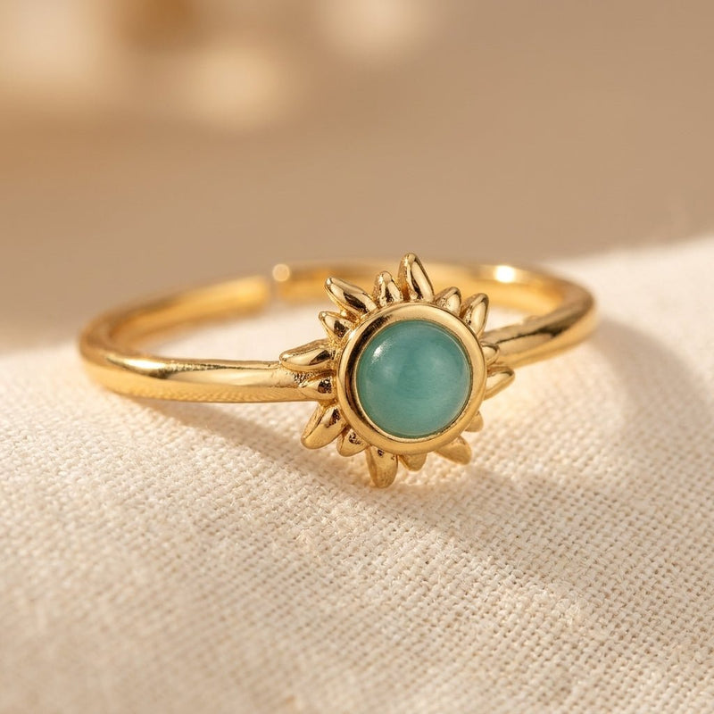 Gouden ring met zonmotief en groene steen