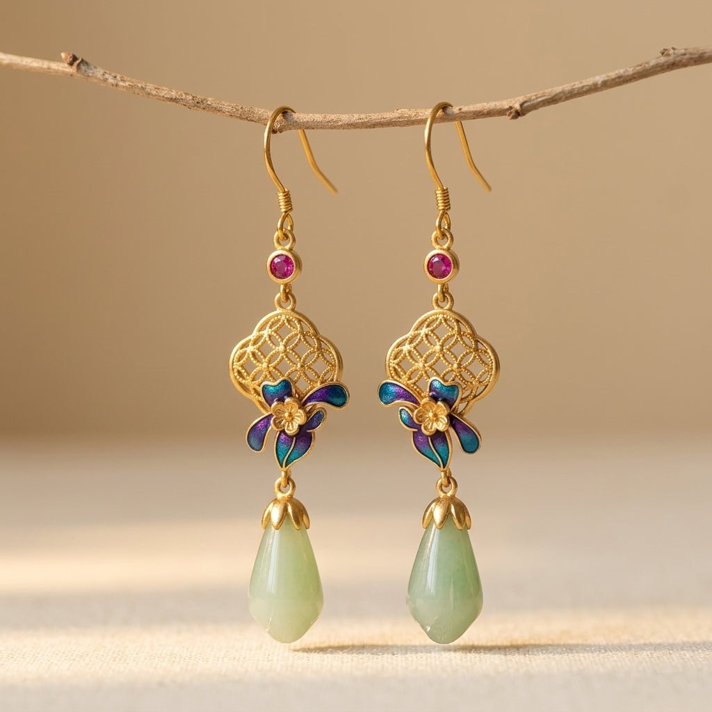 Gouden oorbellen met paarse orchidee en jade druppel