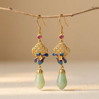 Gouden oorbellen met paarse orchidee en jade druppel