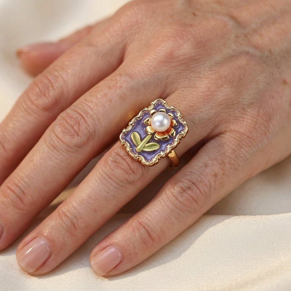Gouden vintage ring met emaille bloem en parel