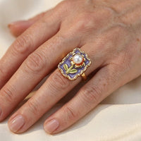 Gouden vintage ring met emaille bloem en parel