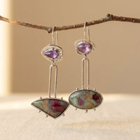 Gouden vintage oorbellen met groen en roze emaille bloem