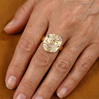 Gouden ring met oog, maan en sterren
