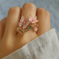 Roségouden ring met roze vlinder en bloemen