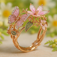 Roségouden ring met roze vlinder en bloemen