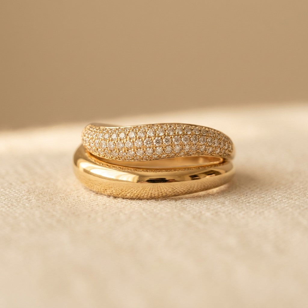 Gouden gewelfde ring met pavé zirkonia