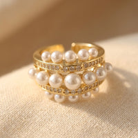 Gouden brede ring met parels en zirkonia