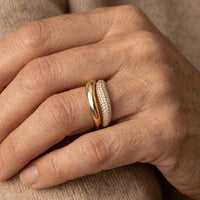 Gouden gewelfde ring met pavé zirkonia