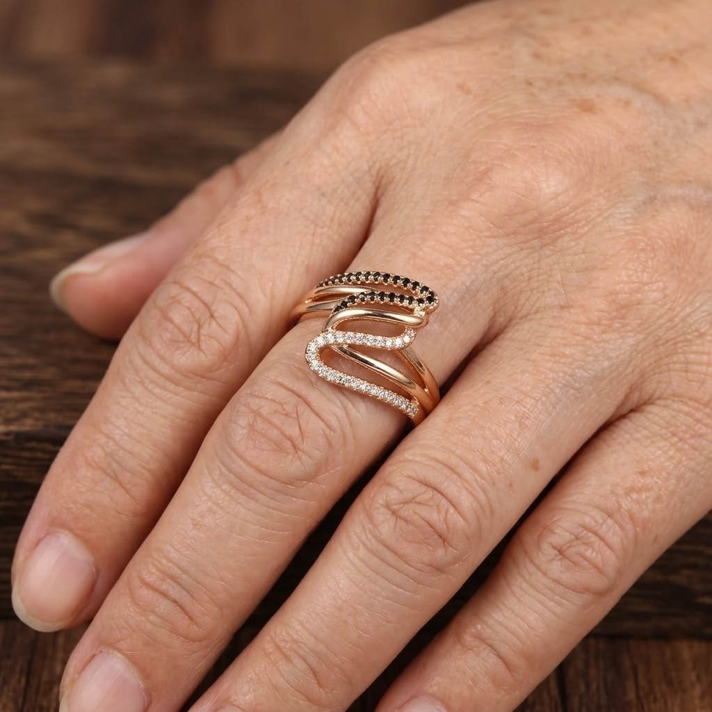 Gouden meerlaagse ring met zwarte en witte zirkonia