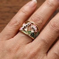 Gouden brede emaille ring met bloemen