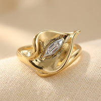 Gouden ring met calla lelie en baguette steen
