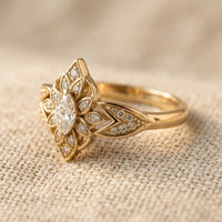 Gouden ring met marquise zirkonia in bloemkrans