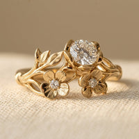 Gouden ring met bloemen, blaadjes en zirkonia