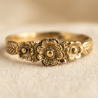 Gouden vintage ring met drie bloemen