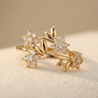 Gouden ring met bloemtros, blaadjes en zirkonia