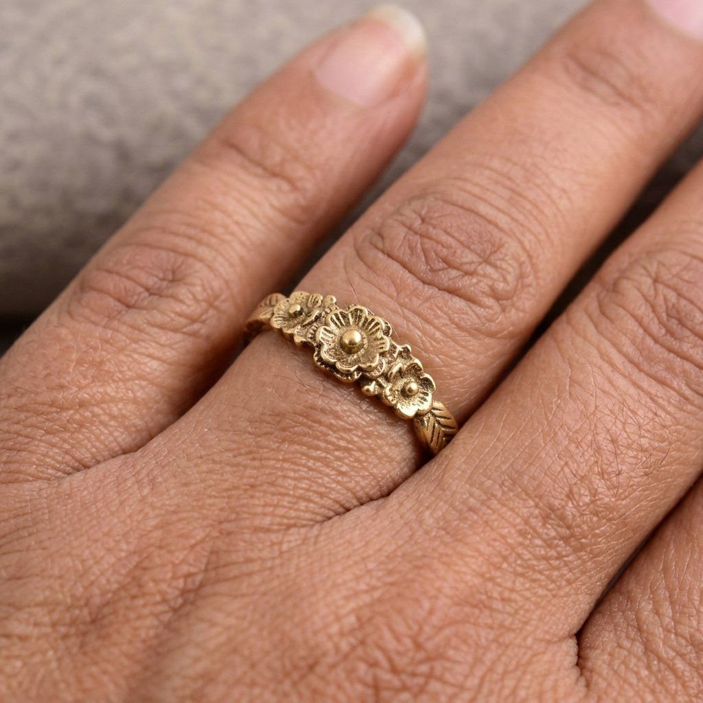 Gouden vintage ring met drie bloemen