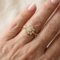 Gouden vintage bloemenring met zirkonia