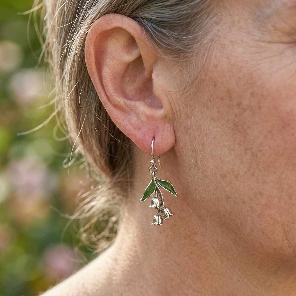 Zilveren oorbellen met lelietje-van-dalen en groen blad