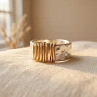 Zilveren gehamerde ring met gouden draadwikkeling