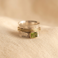 Zilveren spinner-ring met groene peridot