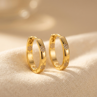Gouden oorbellen met kristallen accenten